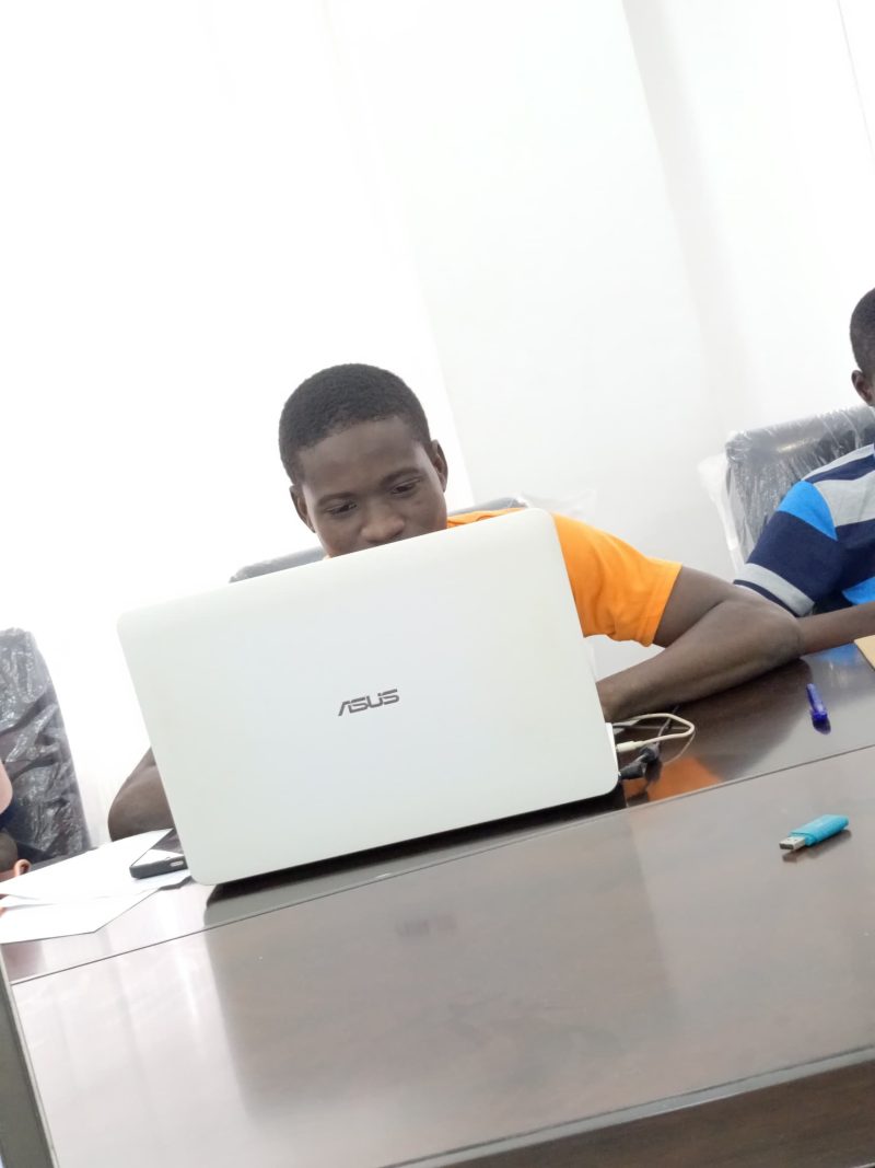 Mahouna Paul-Marie Rosario GANDONOU travaillant sur la plateforme e-commerce Africa Shop