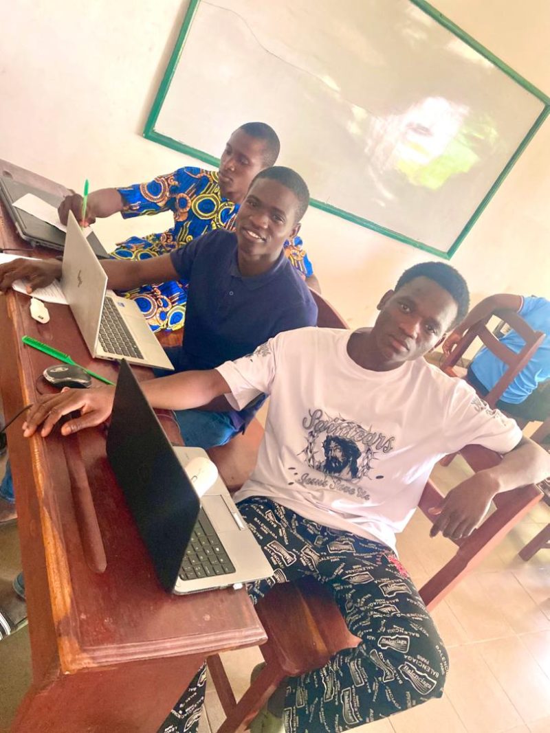 Mahouna Paul-Marie Rosario GANDONOU en collaboration terrain sur une application