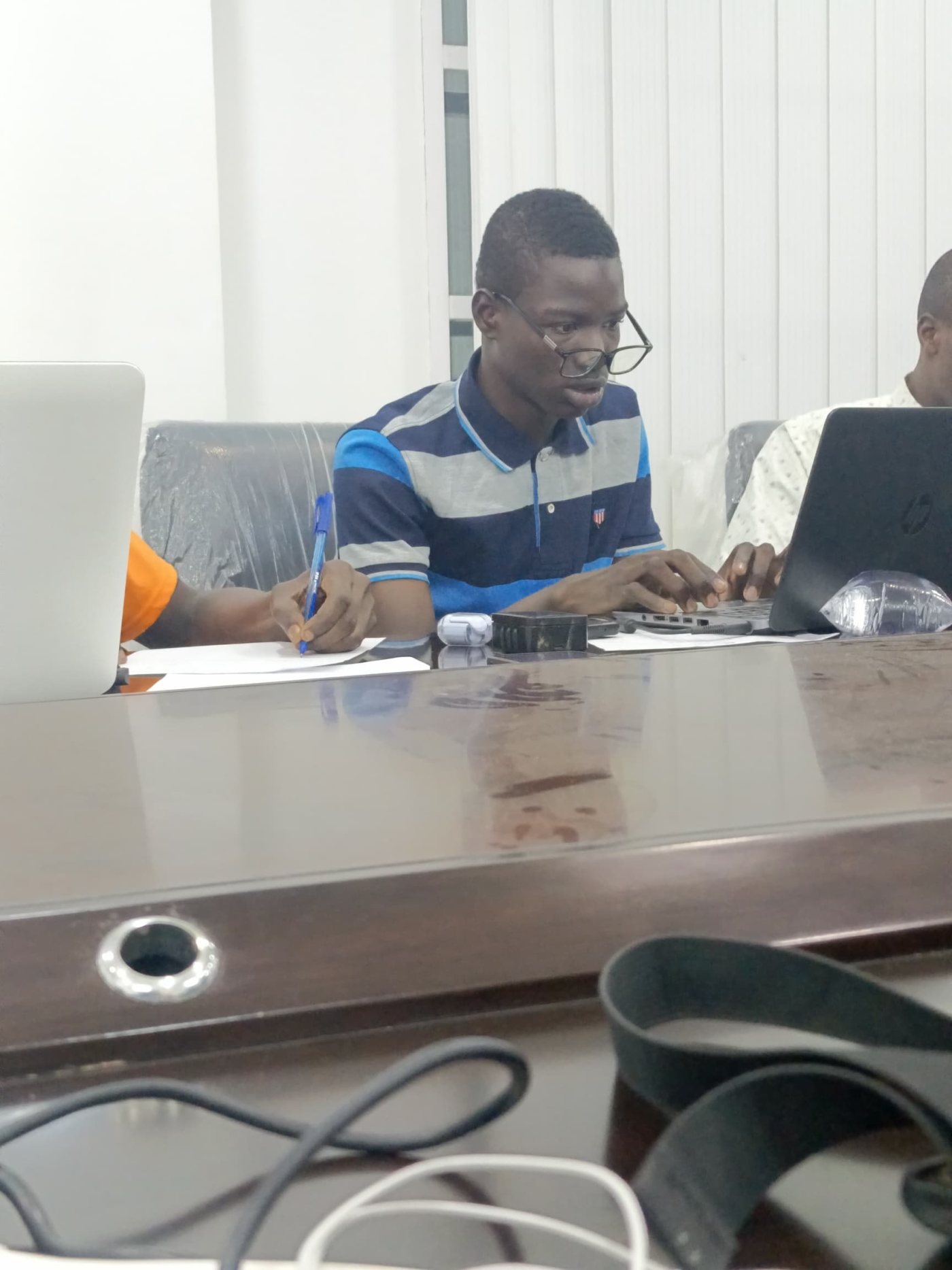 Mahouna Paul-Marie Rosario GANDONOU travaillant sur une application mobile avec ordinateur portable