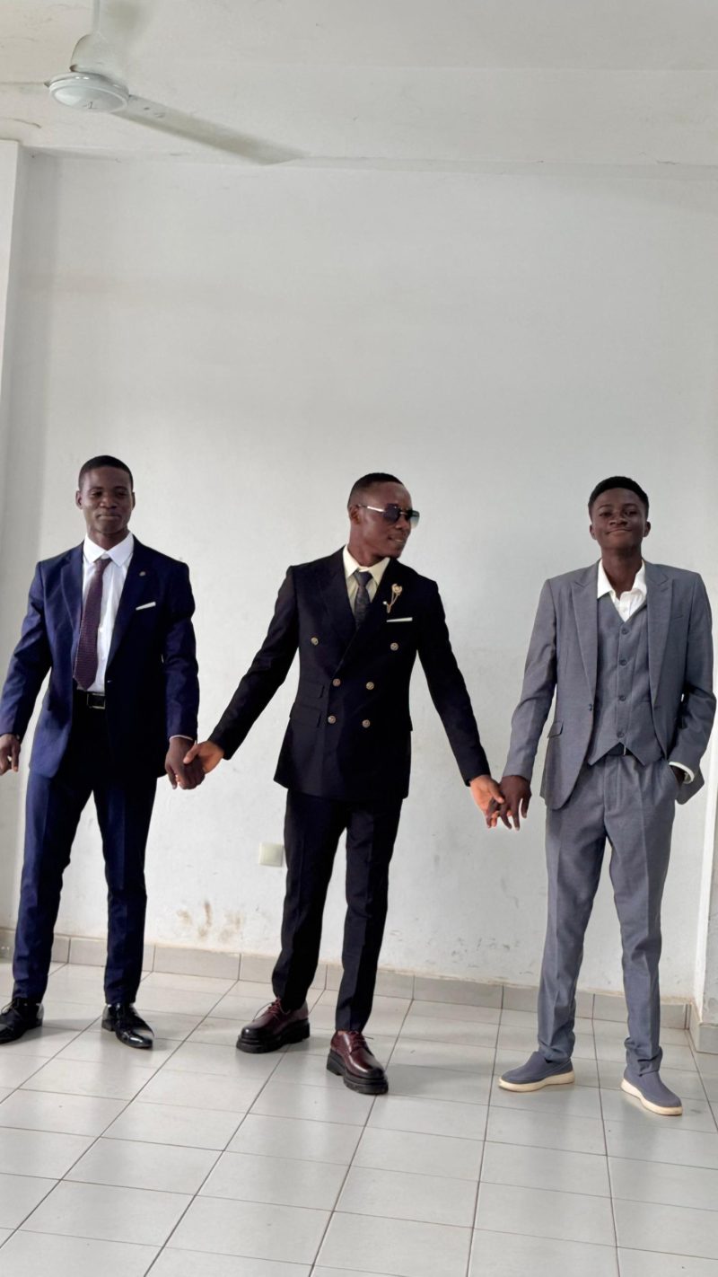 Mahouna Paul-Marie Rosario GANDONOU avec de jeunes techniciens lors d une activité professionnelle