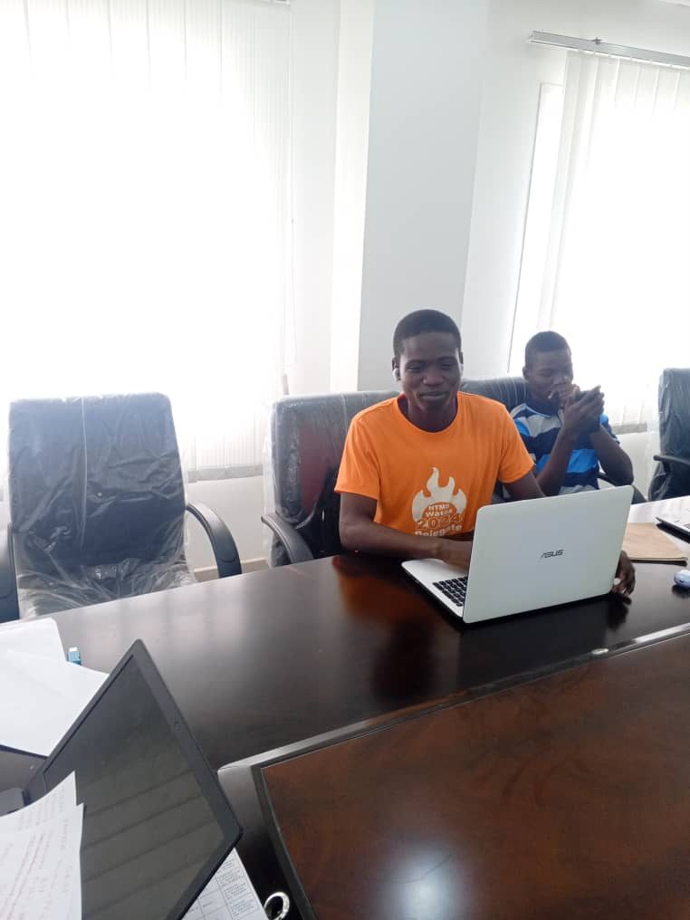 Mahouna Paul-Marie Rosario GANDONOU travaillant sur un projet web